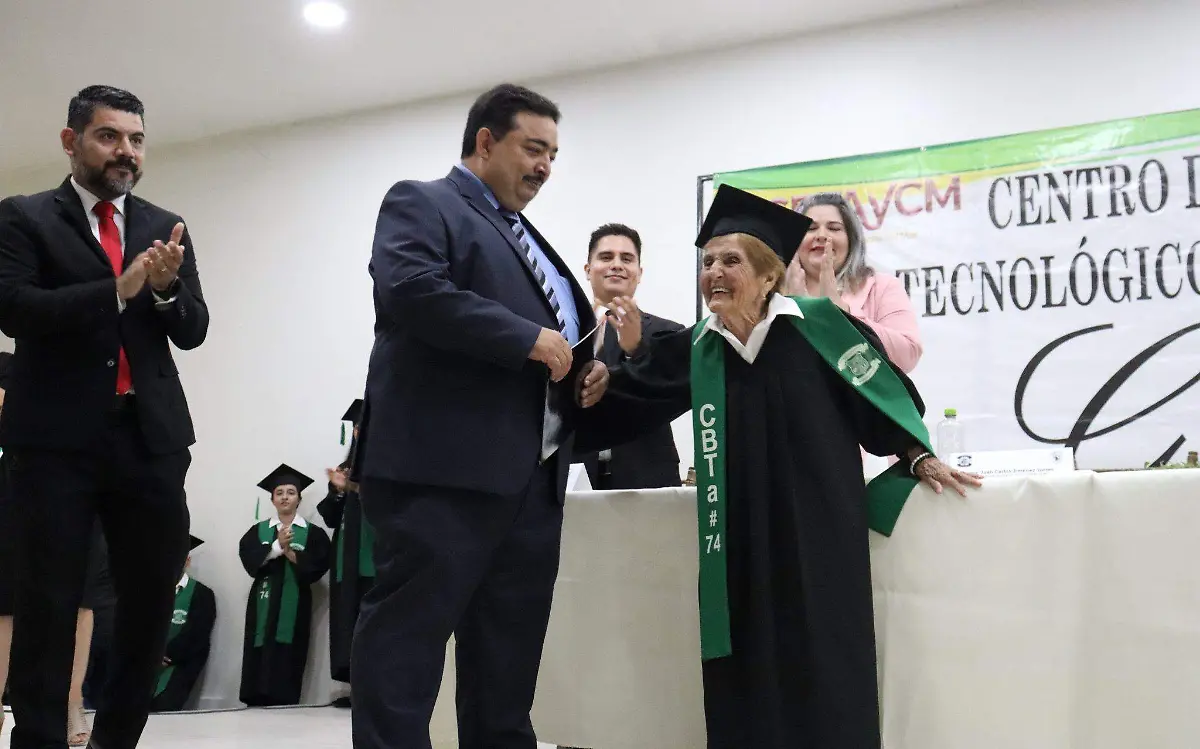 Abuelita de 84 años se gradúa del bachillerato
